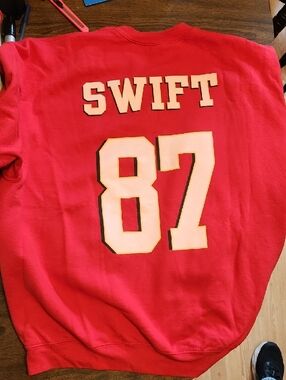 TS TAYLOR SWIFT Kansas City CHIEFS Red Sweatshirt    2XL